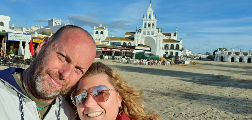 Io, Max e sullo sfondo Santuario de Nuestra Señora del Rocío, in Spagna
