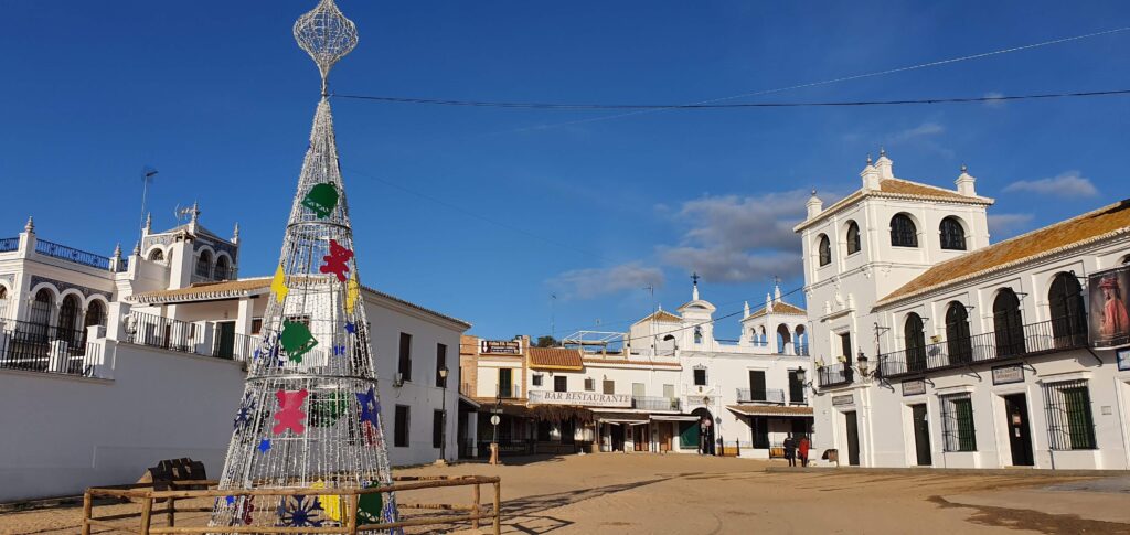 Albero di Natale e scorcio del villaggio El Rocio, in Spagna