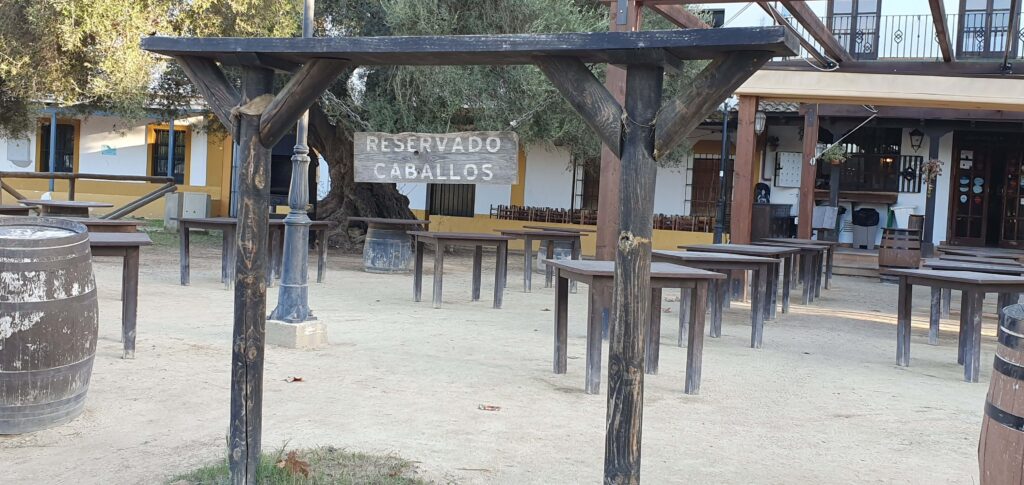 Tavolo alto per sostare a cavallo fuori da un locale a El Rocio, in Spagna