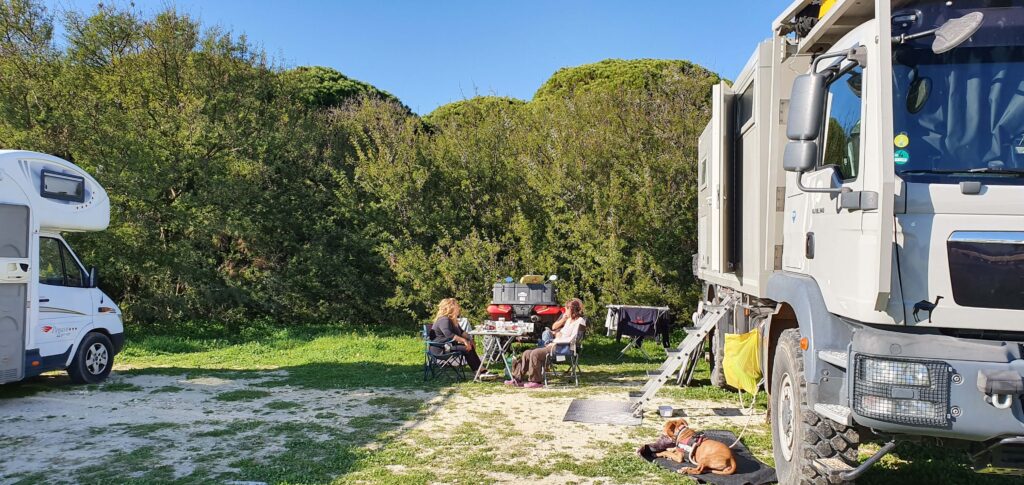Io , Max, Franca e Davide a pranzo fuori dai camper a Rota, in Spagna