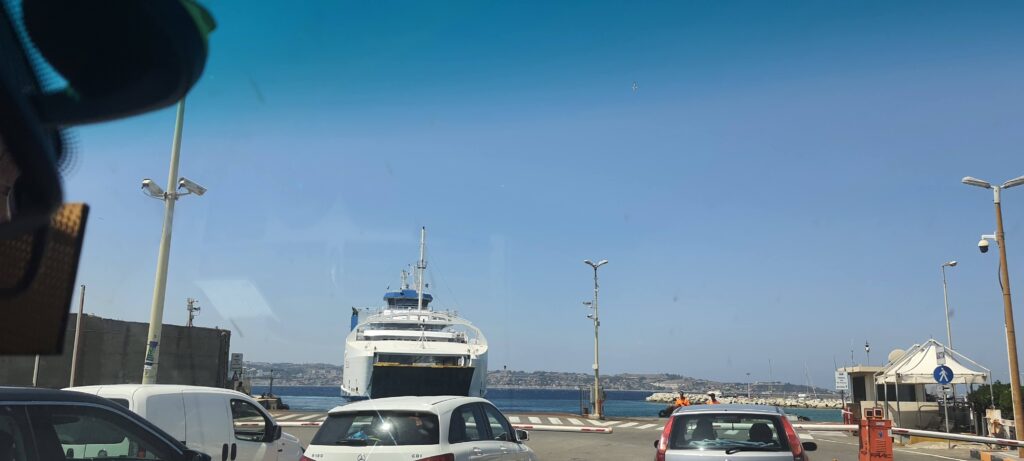 In coda per salire sul traghetto per Messina