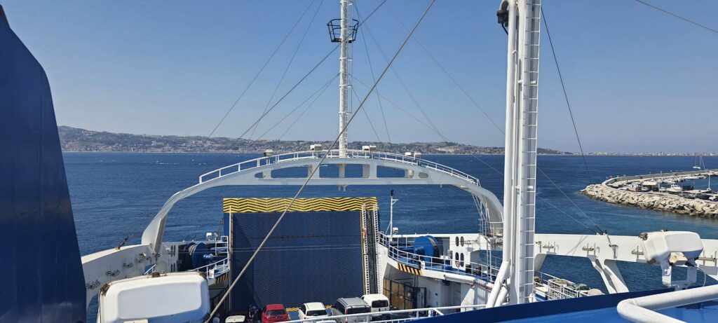 Sul traghetto per Messina
