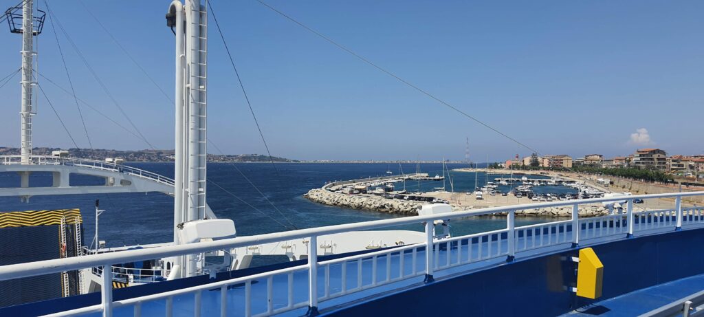 Sul traghetto per Messina