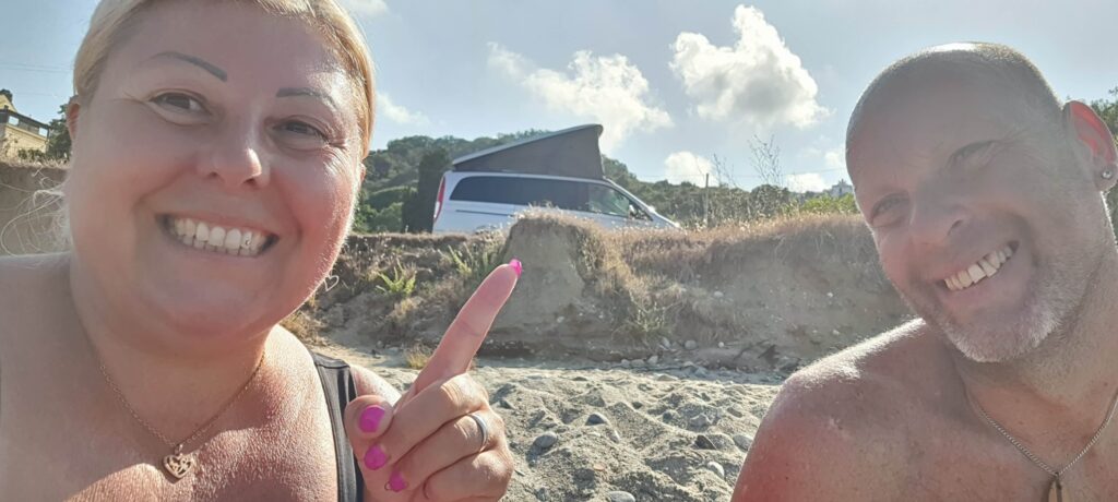 Noi in spiaggia ad Acuqaladroni Beach, Messina, dietro c'è Shark