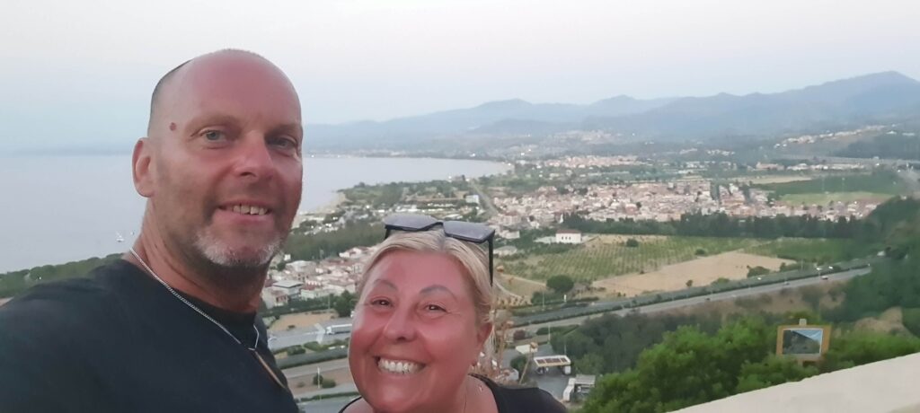 Io e Max. Alle nostre spalle il panorama visto dal parcheggio a Tindari, Messina