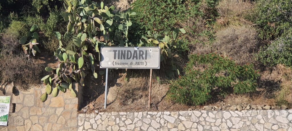 Cartello stradale che indica l'ngresso di Tindari, nel comune di Patti, Messina