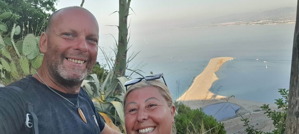 Io, Max e sotto di noi si intravedono i Laghetti di Marinello, a Tindari, Messina