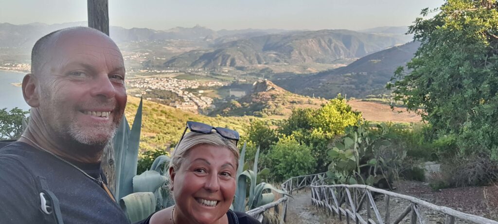 Io e Max. Dietro di noi il panorama visto dal sentiero che porta al Santuario di Tindari, Messina 