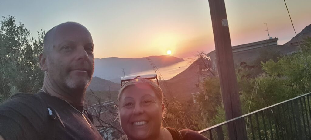 Io e Max. Dietro di noi il tramonto a Tindari, Messina