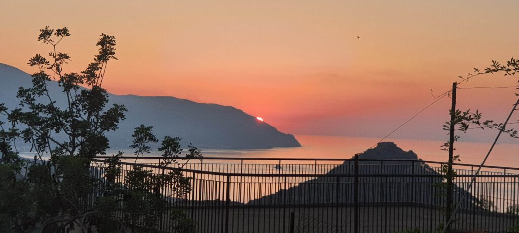 Tramonto visto dalla strada che porta al Santuario di Tindari, Messina