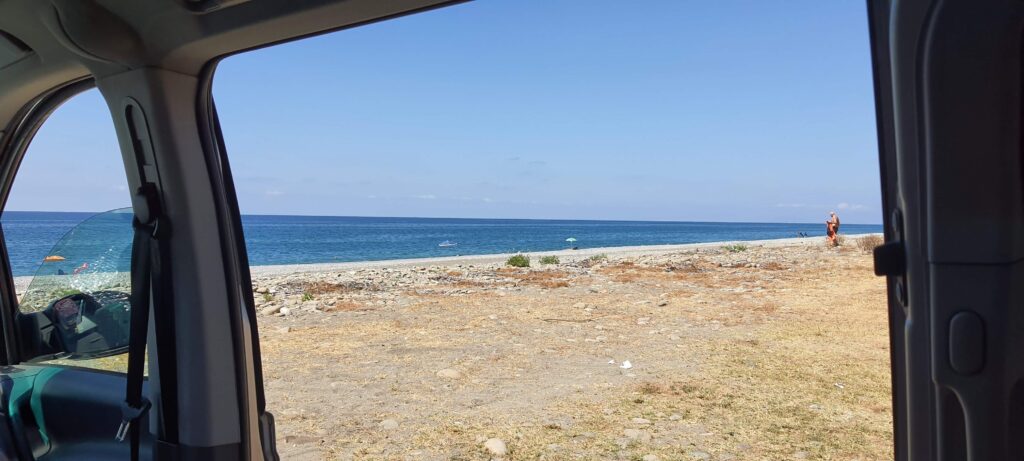 Vista dal portellone del van a Contrada Gianicola, in Sicilia