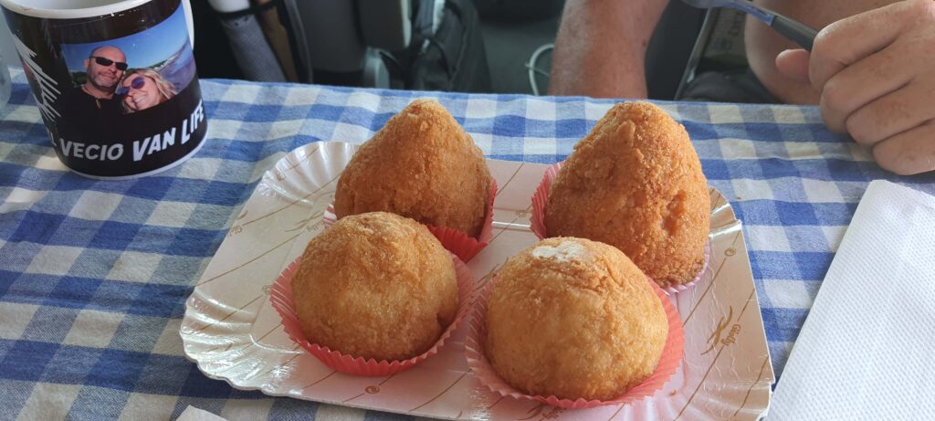 Arancini acquistati in rosticceria a Sant'Agata di Militello, in Sicilia