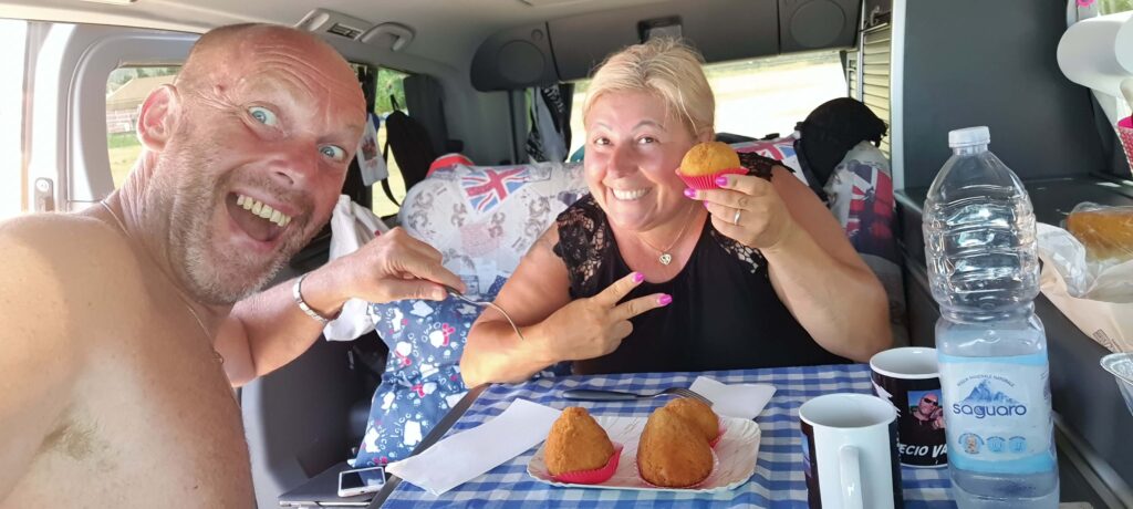 Noi che mangiamo gli arancini acquistati in una rosticceria a Sant'Agata di Militello