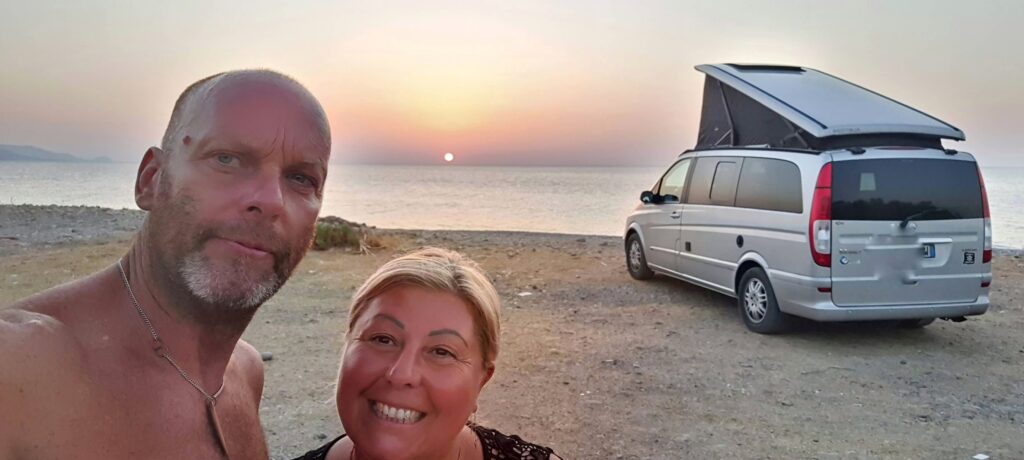 Io, Max e Shark a Contrada Piana, in Sicilia, al tramonto