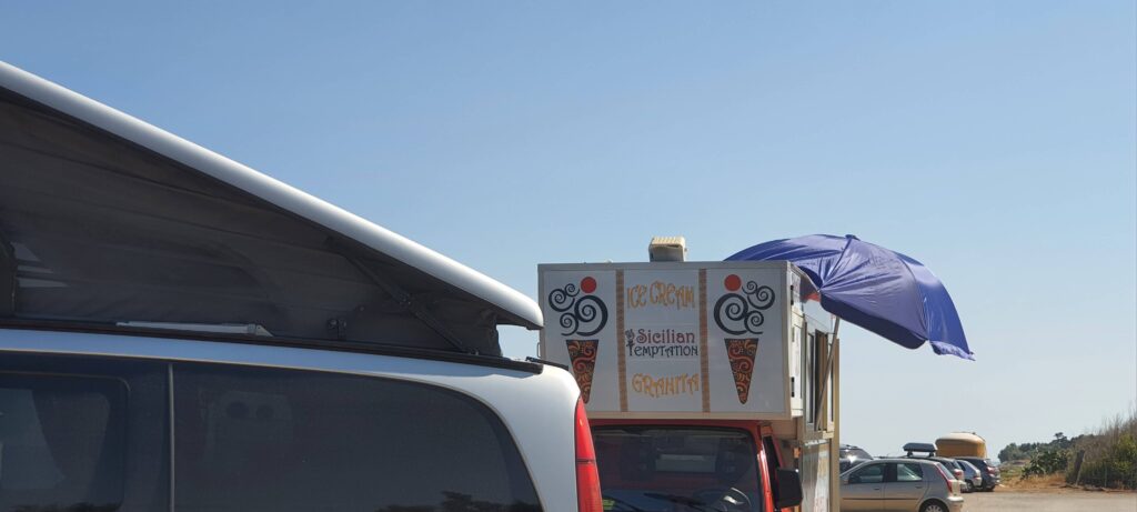 Il furgoncino dei gelati parcheggiato vicino a noi, a Contrada Piana, In Sicilia 