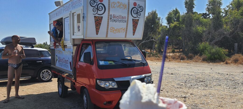 Il furgoncino dei gelati parcheggiato vicino a noi. Max chiacchera con il titolare. A Contrada Piana, in Sicilia