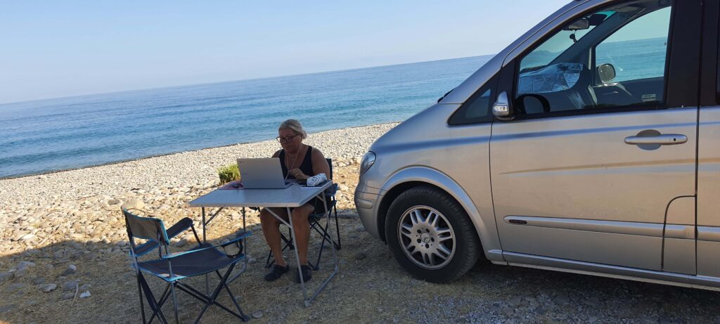 Io faccio lezione fuori dal van a Contrada Piana, in Sicilia