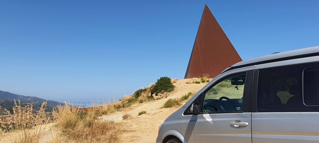 Il nostro van e sullo sfondo la Piramide 38° parallelo a Motta d'Affermo, in Sicilia.