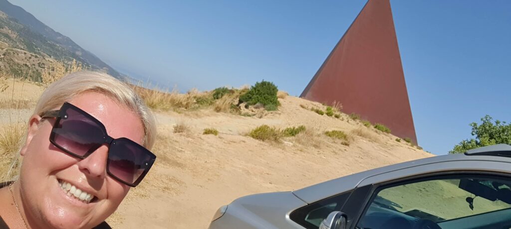 Io, Shark e sullo sfondo la Piramide 38° parallelo, a Motta d'Affermo, in Sicilia.