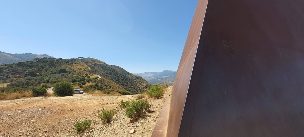 Panorama sulle colline visto dalla Piramide 38° parallelo. Shark sullo sfondo. A Motta d'Affermo, in Sicilia.