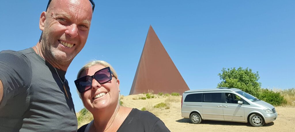 Io, Max, il nostro van e sullo sfondo la Piramide 38° parallelo a Motta d'Affermo, in Sicilia.