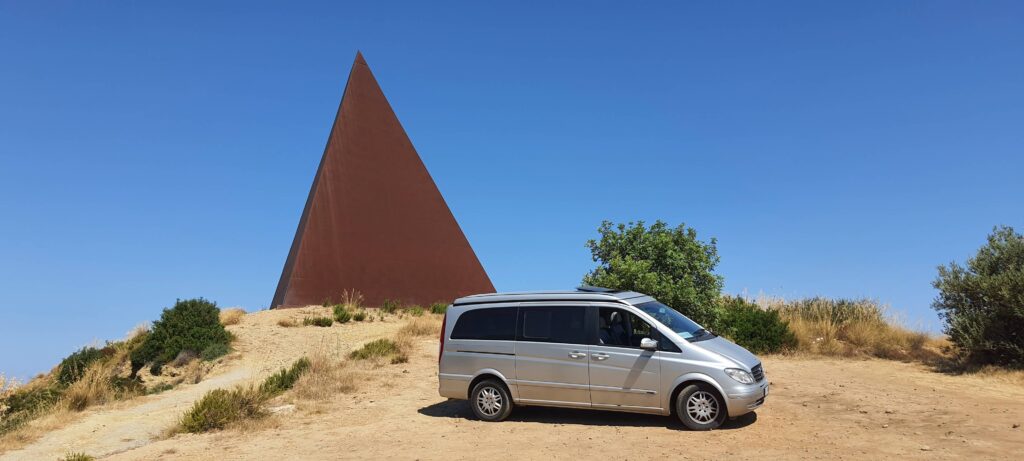 Il nostro van e sullo sfondo la Piramide 38° parallelo a Motta d'Affermo, in Sicilia.