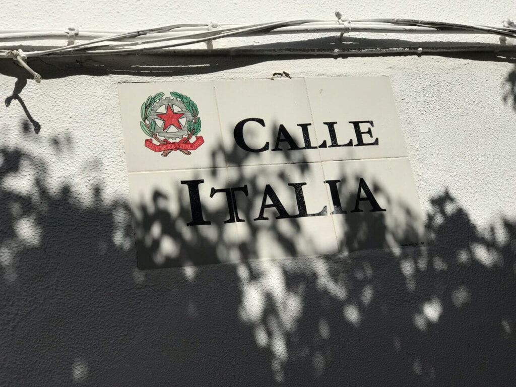 Cartello di una via, Calle Italia, a Rota, in Spagna 