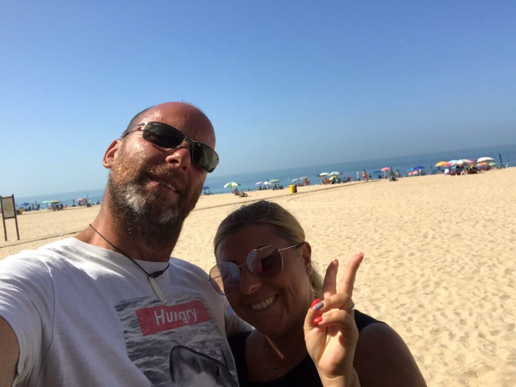Io e Max in spiaggia ad agosto 2019 a Rota, in Spagna