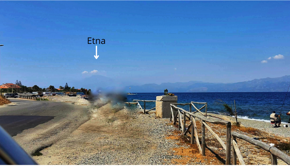 Vista delle coste della Sicilia dal parcheggio, a sinistra l'Etna. Pellaro, provincia di reggio Calabria