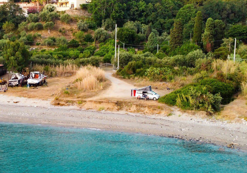Baia ad Acqualadroni Beach, Messina, ripresa dal drone