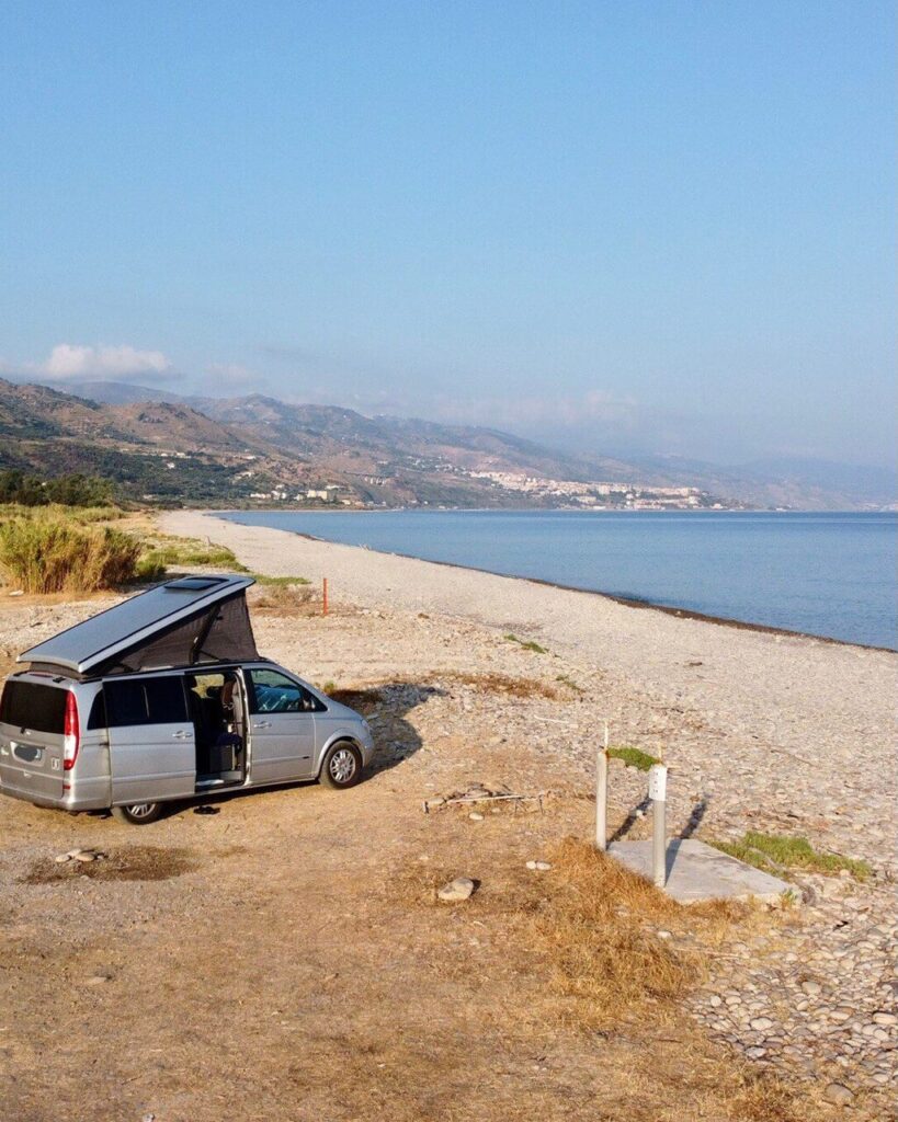 Shark parcheggiato a Contrada Piana, in Sicilia, visto dal drone