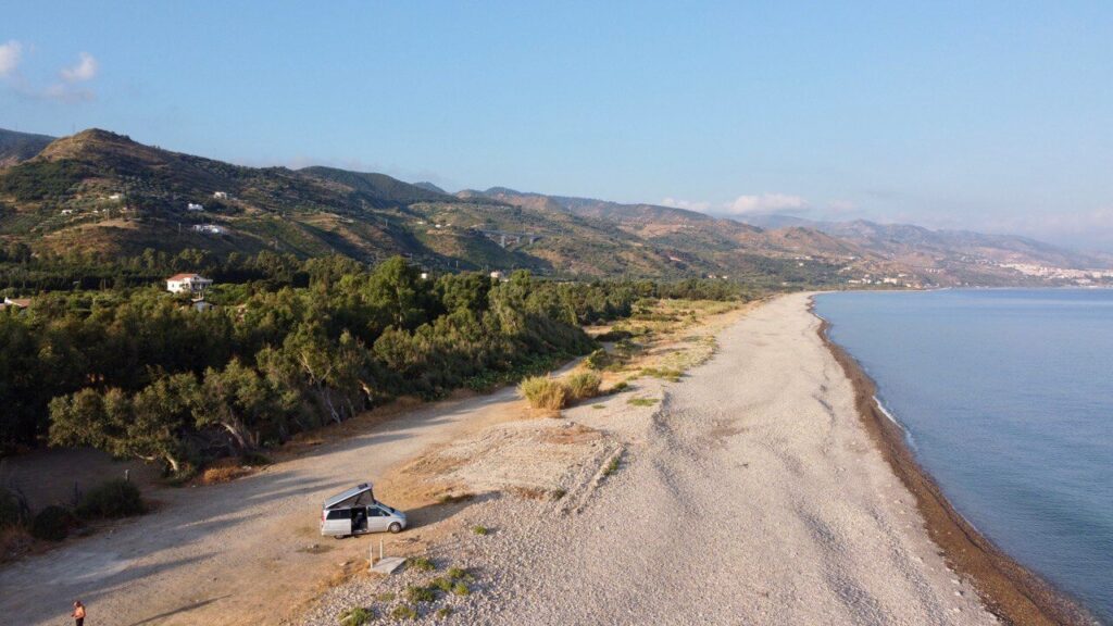 Shark parcheggiato a Contrada Piana, in Sicilia, visto da drone