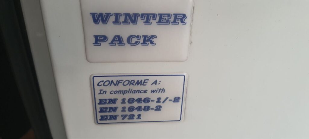 Targhetta del Winter Pack applicata sul lato del van