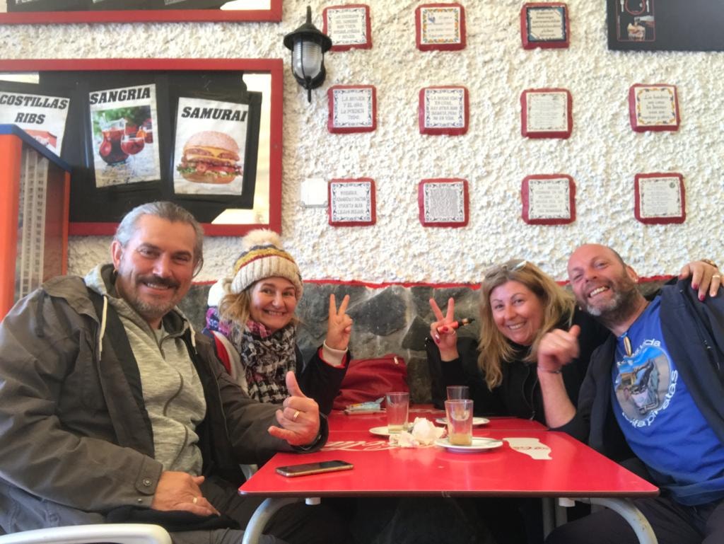 Io, Max, Sabrina e Andrea seduti al tavolo di un locale a Rota, in Spagna 