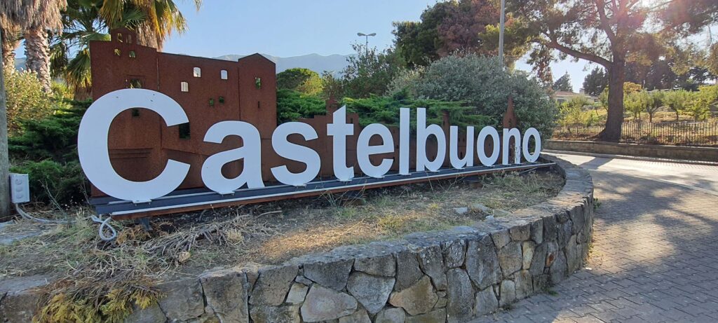 Rotonda posta all'ingresso del paese con la scritta gigante "Castelbuono", in Sicilia.