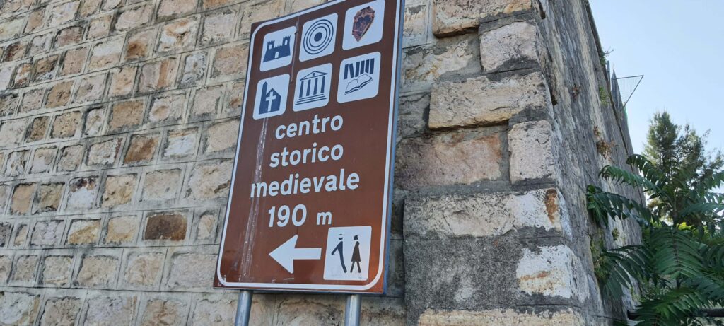Cartello stradale che indica il centro storico del borgo medievale di Castelbuono, in Sicilia.