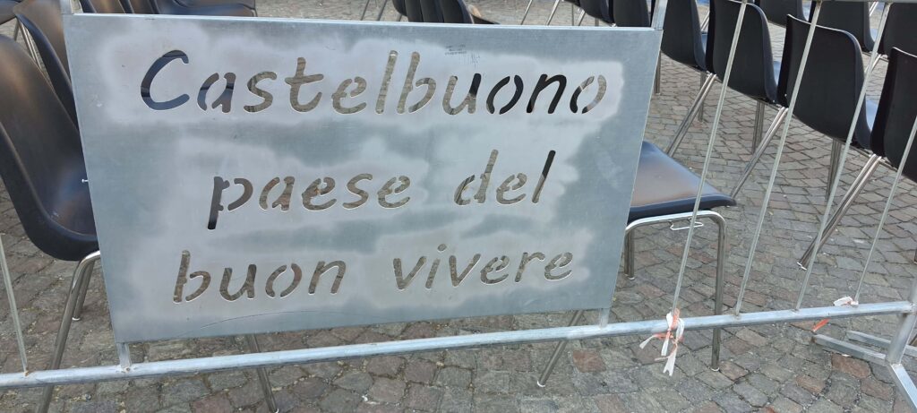 Un cartello su cui c'è scritto: Castelbuono paese del buon vivere.