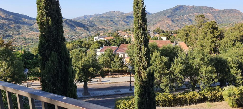 Scorcio di panorama dalla panchina gigante di Castelbuono, in Sicilia.