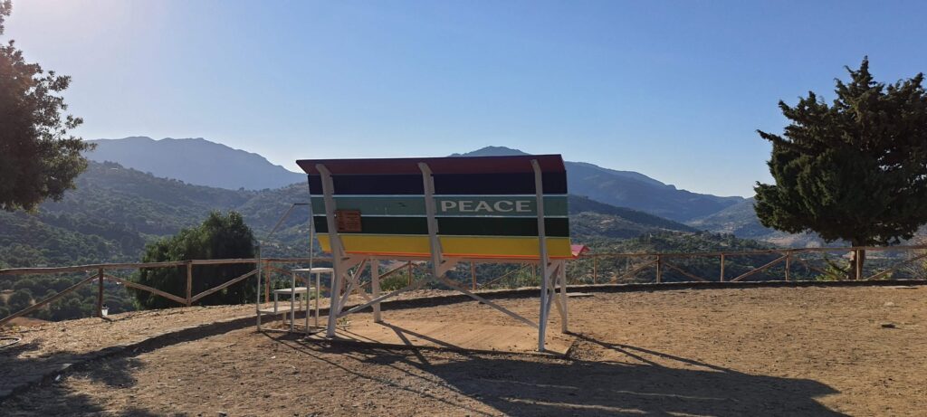 Panchina gigante e panorama antistante sulle colline.