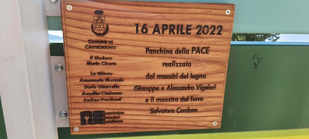 Cartello descrittivo della panchina gigante posto sul retro della panchina.
