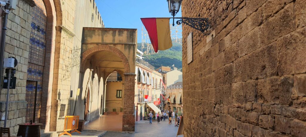 Una via del centro del borgo medievale di Castelbuono, in Sicilia.