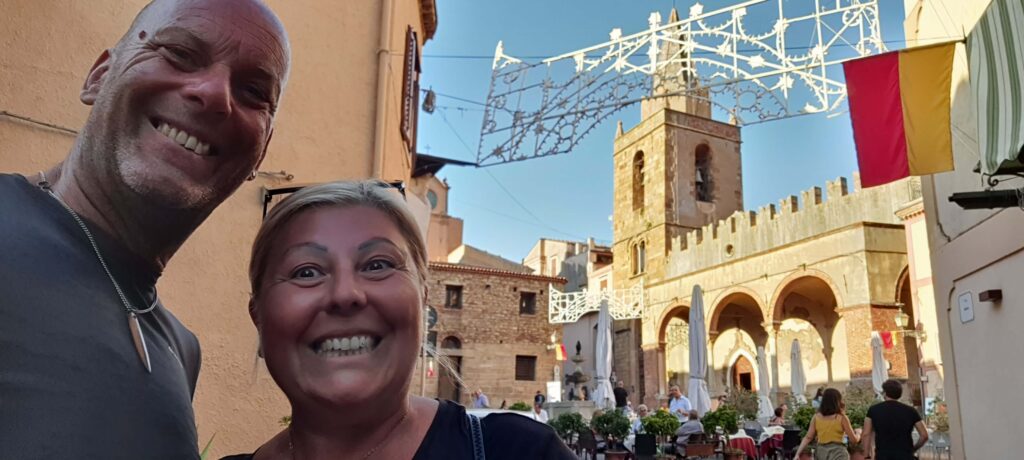 Io e Max in centro paese. Dietro la piazza centrale e la Chiesa di Maria Assunta Matrice Vecchia di Castelbuono, in Sicilia.