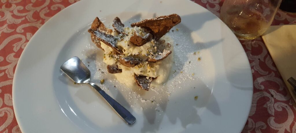 Il mio cannolo scomposto preso alla Hostaria Cycas di Castelbuono, in Sicilia.