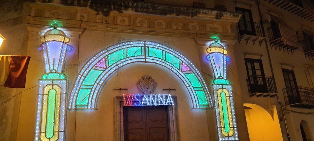 Un palazzo addobbato per la festa Castelbuono Paese DiVino. In Sicilia.