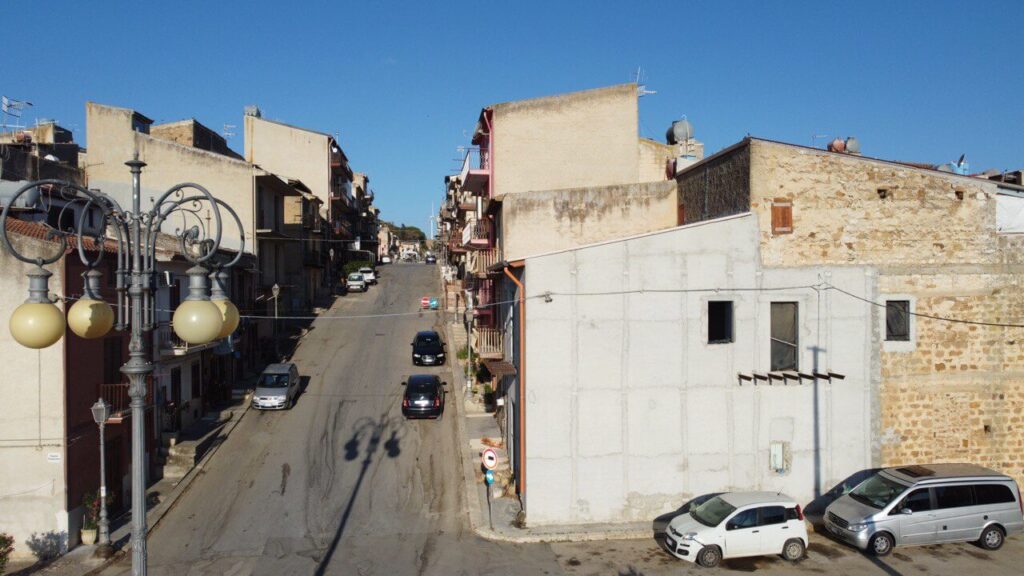 Il van parcheggiato alla fine di Corso Vittorio Emanuele a Campofelice di Fitalia, Palermo.