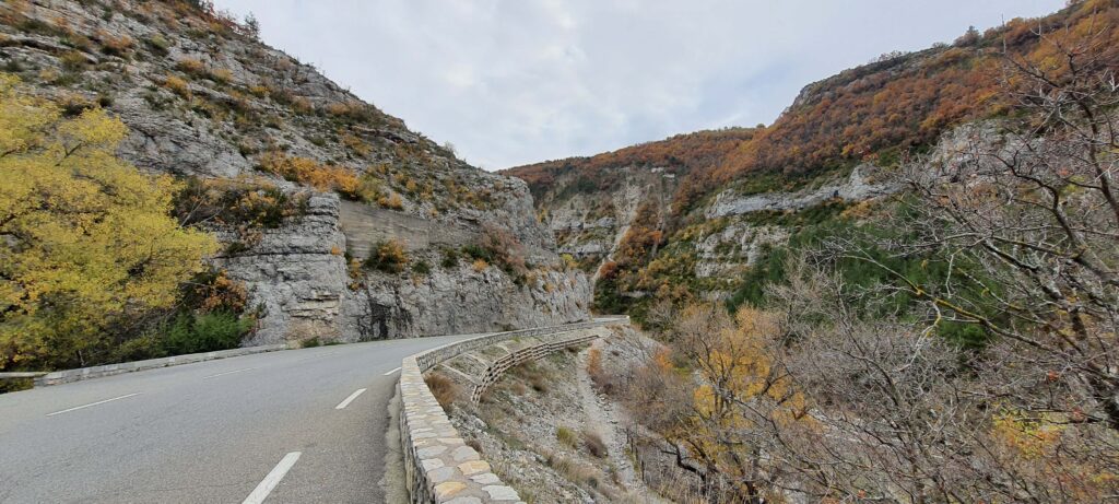 Strada tra le montagne francesi