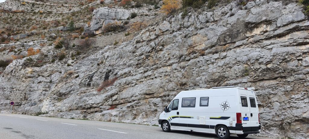 Il van posteggiato sul bordo strada per la sosta pranzo tra le montagne francesi