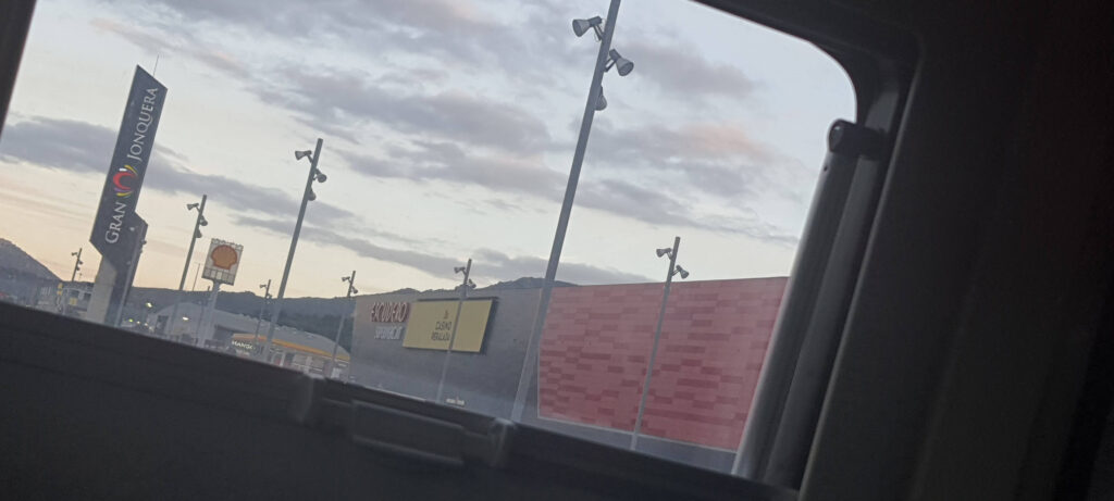 Il centro commerciale a la Junquera visto dalla finestra del van