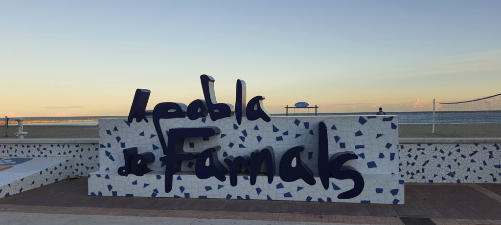 Opera in pietra con il nome della città di La Pobla de la Farnals