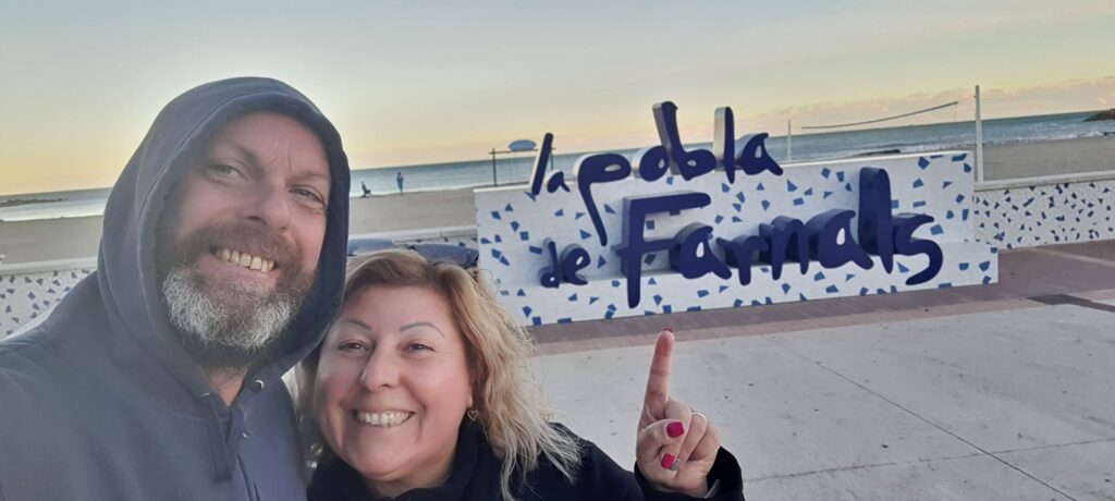 Io e Max sul lungomare di La Pobla de Farnals, in Spagna
